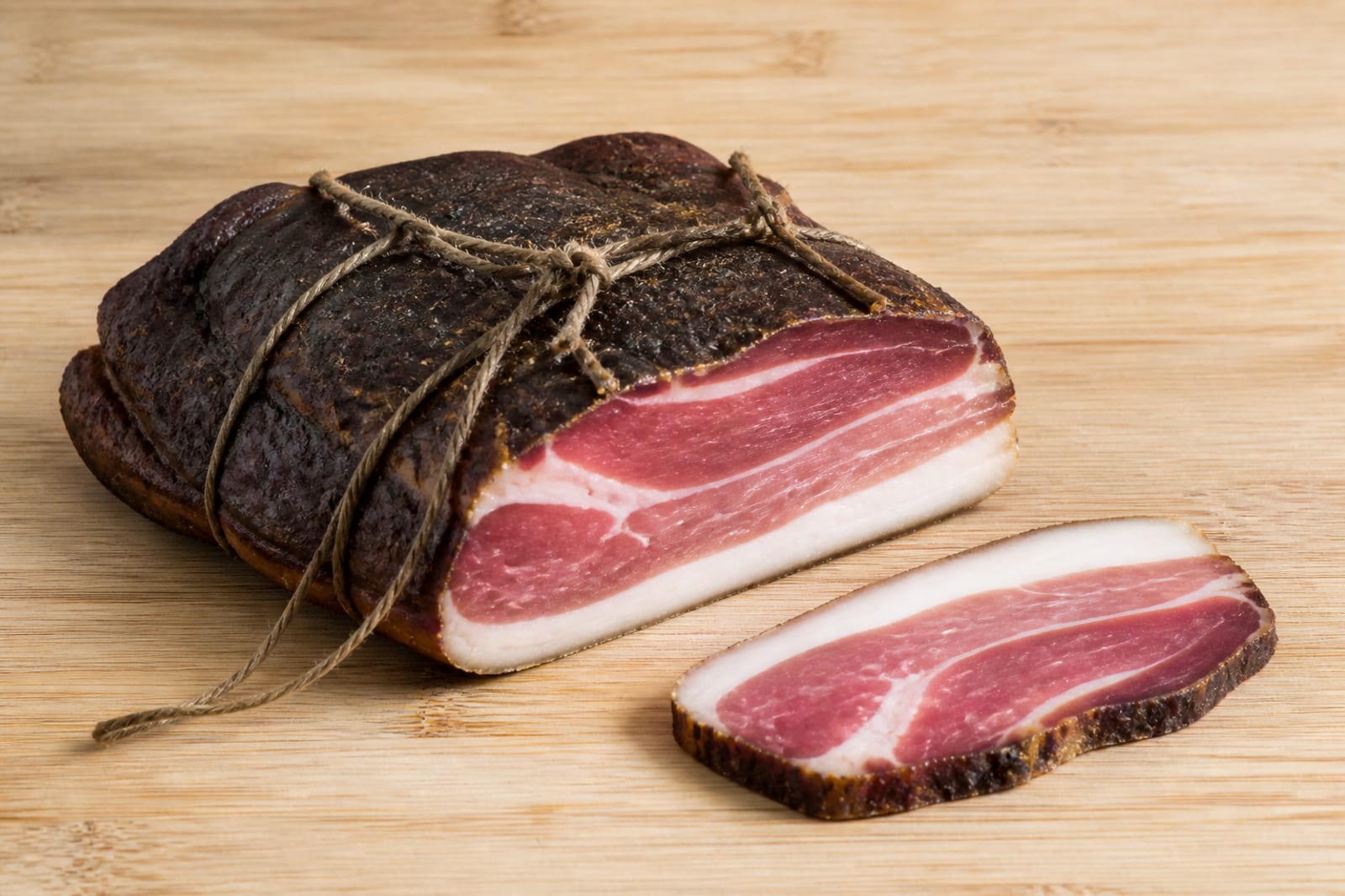 Karreespeck geselcht — Mild geselchter Karree aus der Hausselche — Selchware auf Vorbestellung, wir schneiden am nächsten Selchtermin frisch an.