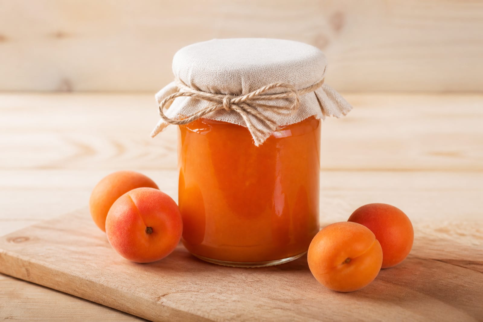 Marillenmarmelade — Am Erntetag eingekochte Marillenmarmelade, 200 g, mit wenig Zucker.