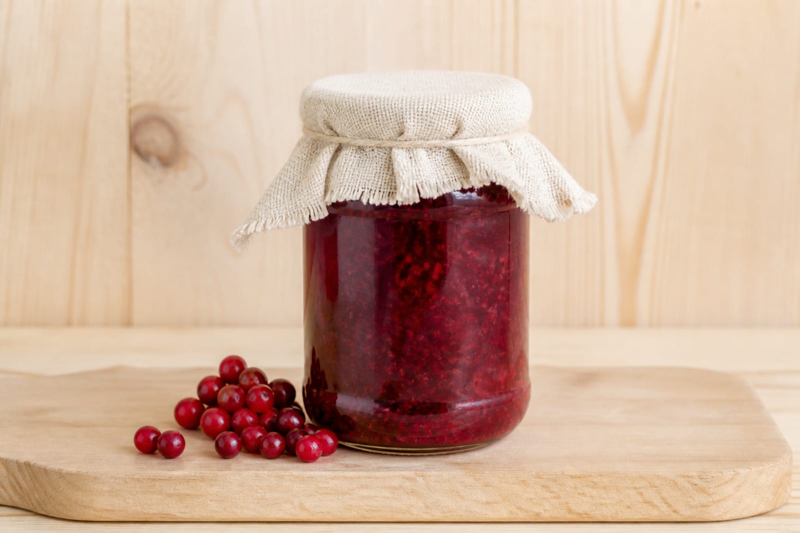 Preiselbeermarmelade — Handgeklaubte Waldpreiselbeeren, 200 g, nur kurz eingekocht.
