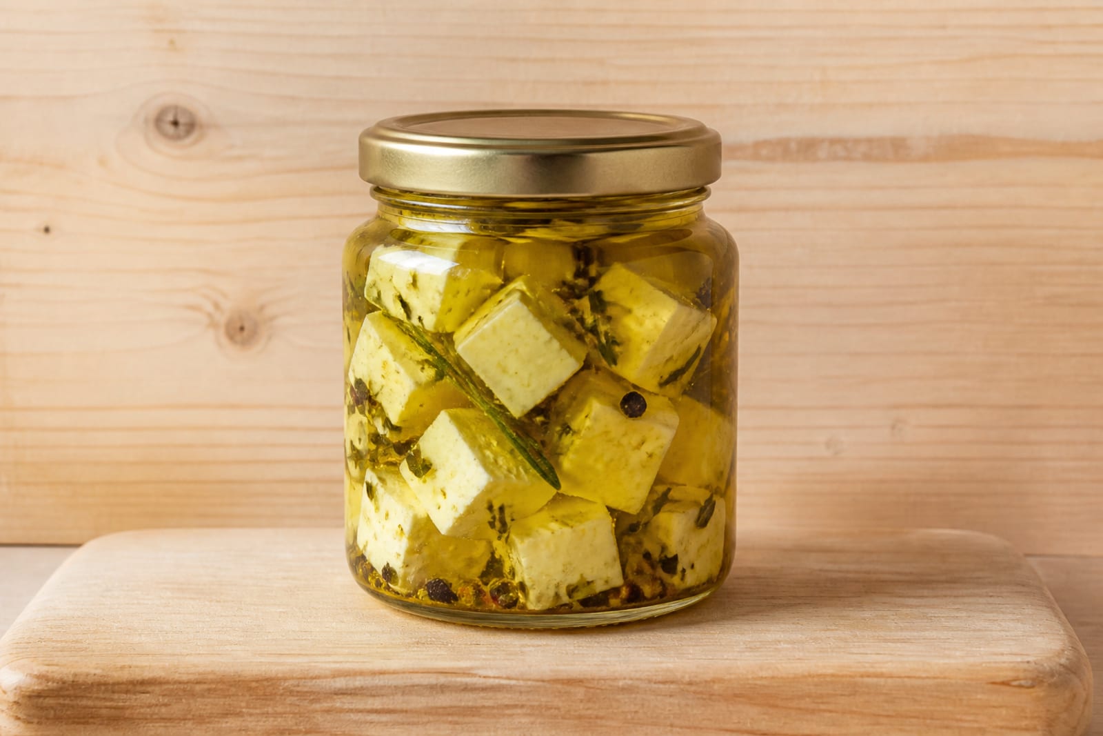 Schafkäse in Öl mit Kräutern — Schafkäsewürfel im Kräuteröl, Glas 300 g, vier Wochen gereift.