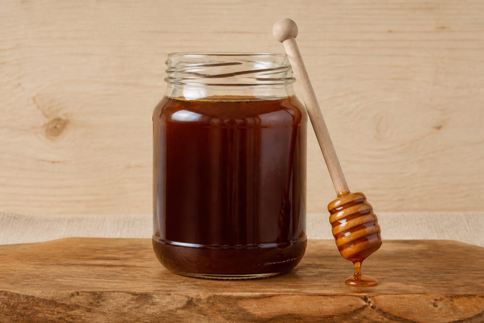 Waldhonig — Dunkler Waldhonig aus den eigenen Bienenstöcken am Waldrand.