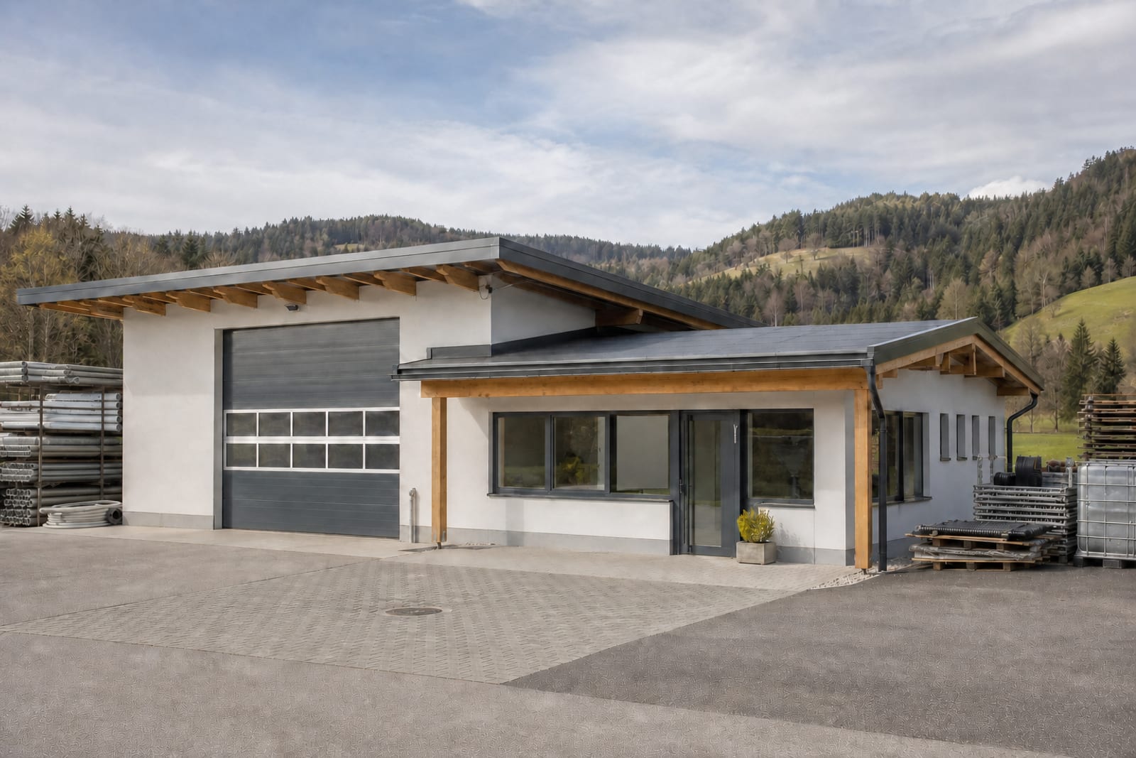 Betriebsgebäude mit Halle, Sektionaltor und Büroanbau am Ortsrand